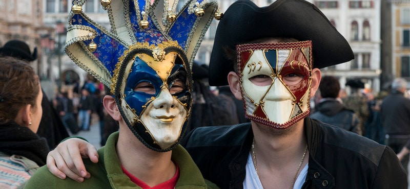 Máscara de carnaval de venecia durante el carnaval en venecia italia